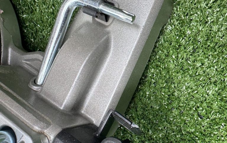 Allen and Torx keys are stored in the base/right leg Allen and Torx keys are stored in the base/right leg